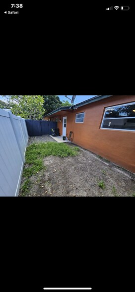 Building Photo - 4920 SW 28th Ter