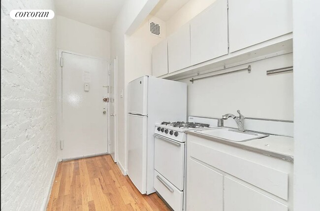 Building Photo - 233 E 12th St