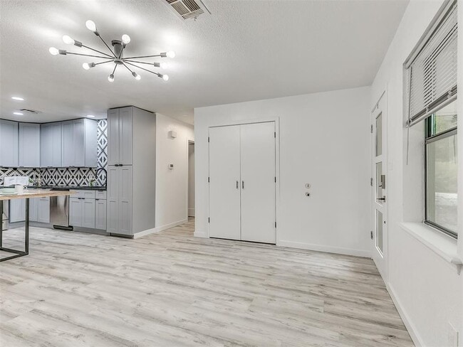 Building Photo - 906 E Comanche St