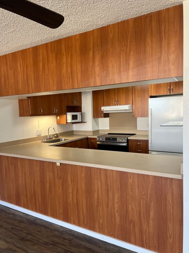 Building Photo - Kukui Plaza - 3 Bedroom 2 Bath 1 Parking