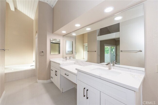 Building Photo - 6 Elderberry