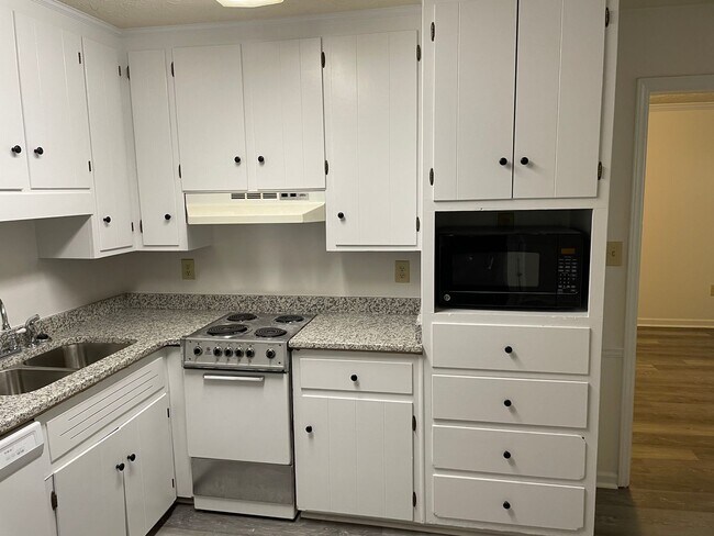 Building Photo - **FALL PRELEASING** Spacious 1/1 within walking distance to campus and downtown!