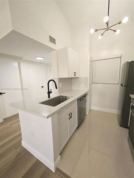 Building Photo - 2881 N Oakland Forest Dr