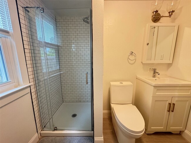 Building Photo - 308 Mersereau Ave