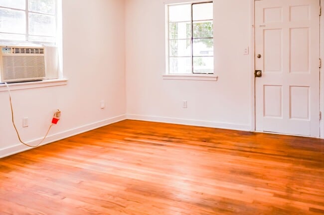 Building Photo - 2BR Cozy Ensley Home