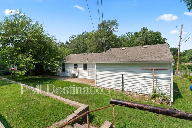 Building Photo - 1101 S 50th Terrace