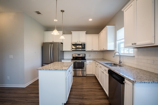 Building Photo - 647 Red Oak Ln