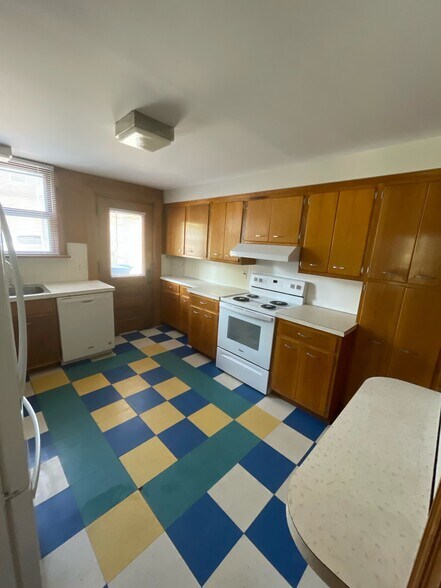 Kitchen 1 - 110 Woodward St