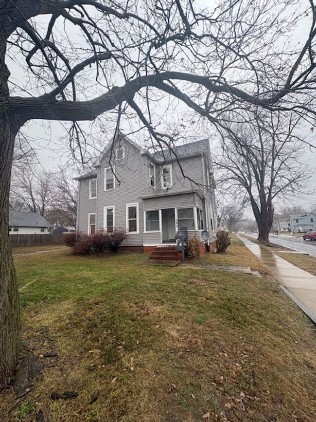 Building Photo - 723 W Armstrong Ave