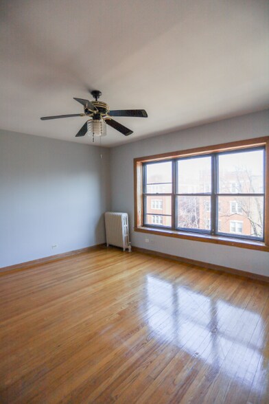 Building Photo - 1340 W Foster Ave