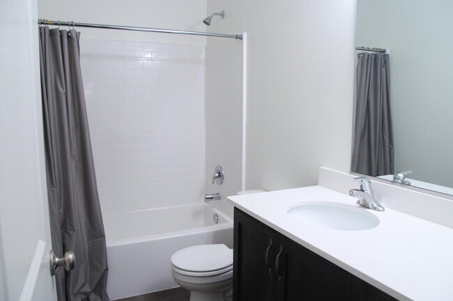 Building Photo - Spacious 4-Bed with 2.5 Baths in St George