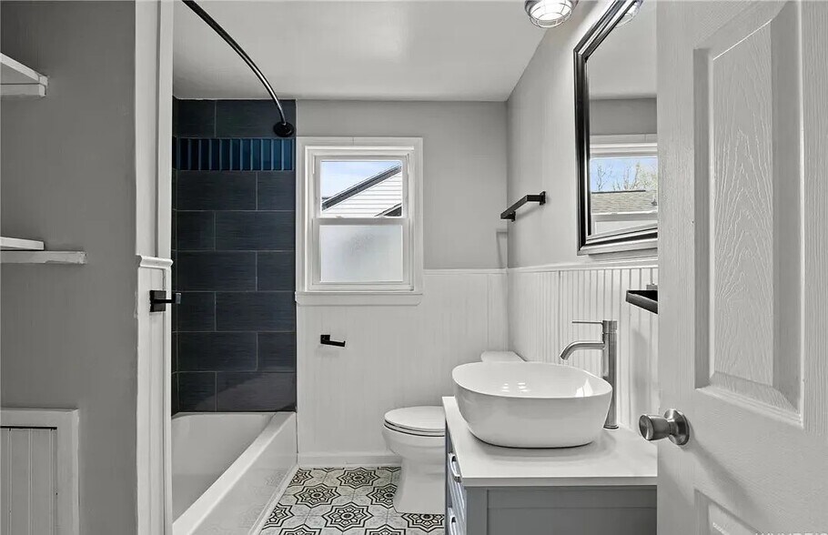 Building Photo - 386 Elmwood Ave