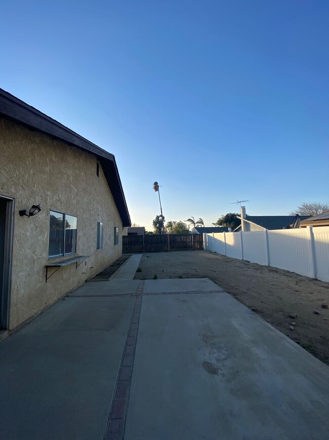 Building Photo - North Redlands Home with NEW Paint & Carpet