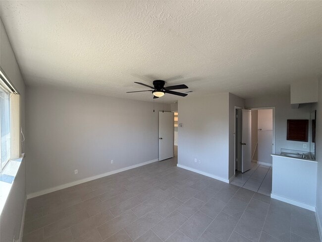 Building Photo - 5850 Fallengate Dr