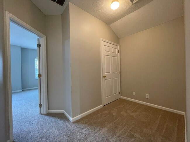 Building Photo - Beautiful Spacious Home in Deland