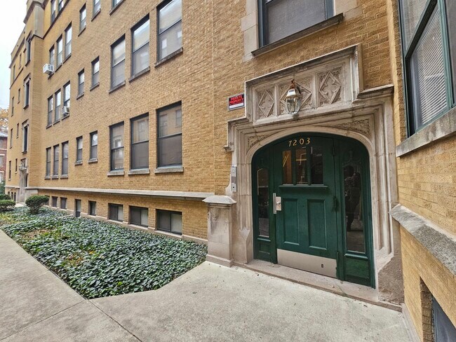 Building Photo - 7203 S Yates Blvd