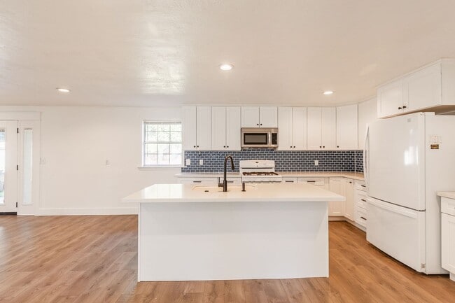 Building Photo - Heart of Eagle 4 Bed 2 Bath Home