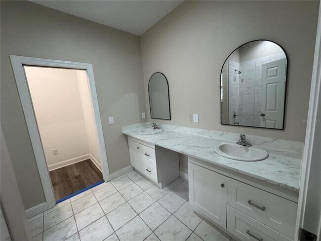 Building Photo - 3815 Valley Tree Dr