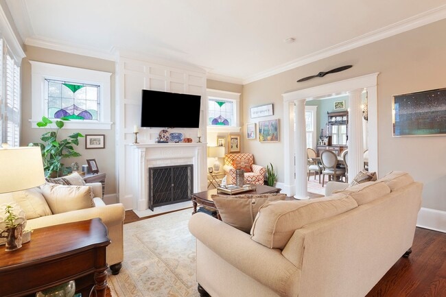 Building Photo - Timeless 3/2 in the Heart of Midtown by Piedmont Park!