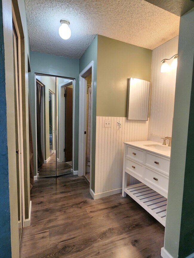 Building Photo - Amazing first floor unit in Arvada!