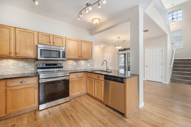 Building Photo - Bright & Spacious End-Unit Townhome with High Ceilings, Fireplace and over 1500 sqft of Living Sp...