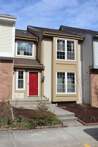 Building Photo - Charming Townhome Nestled in a Private Cul...