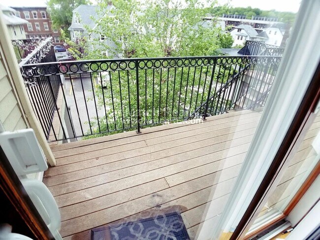 Building Photo - 102 Allston St