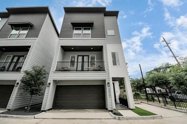 Building Photo - 3022 Live Oak St
