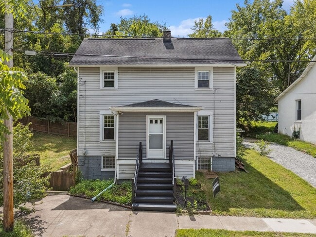 Building Photo - Stunning 2 Bedroom home in Greensburg avai...