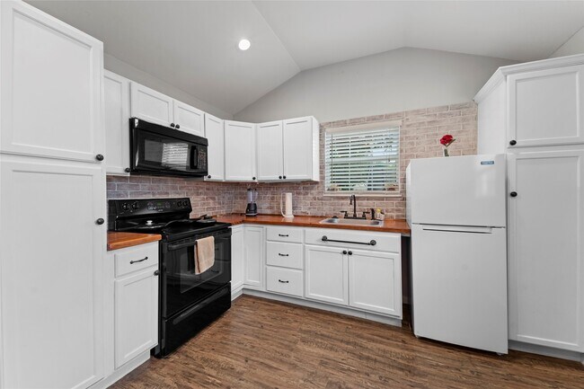 Building Photo - 6951 Leandra Dr