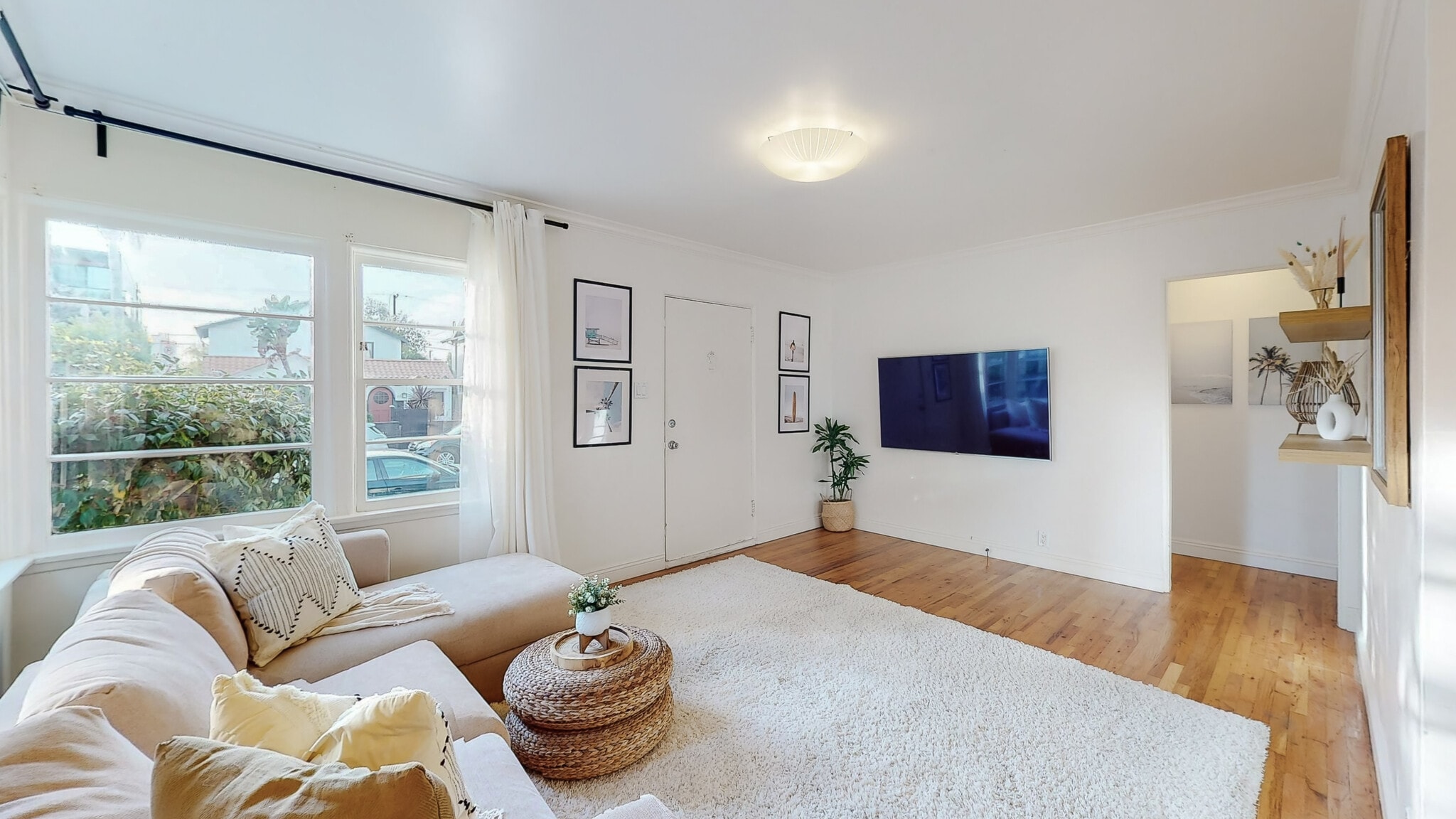 Living Room - 904 Victoria Ave