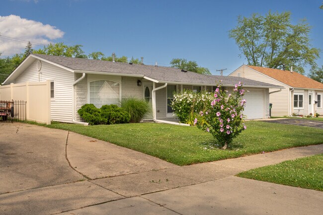 Building Photo - 6 E Briarwood Dr