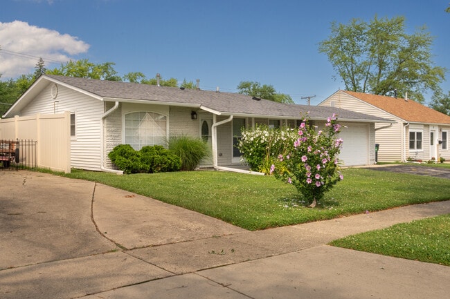 Primary Photo - 6 E Briarwood Dr