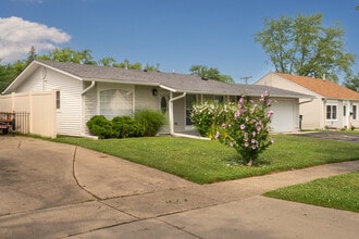 Building Photo - 6 E Briarwood Dr