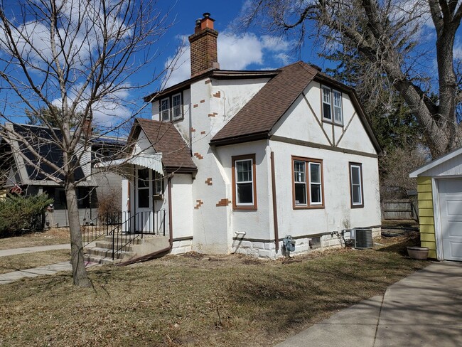 Building Photo - 3bed 1.5 bath house with garage