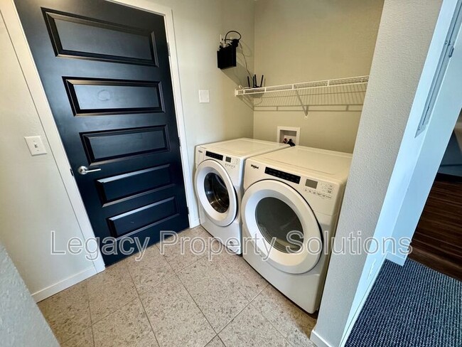 Building Photo - 208 E Greenfield Ln