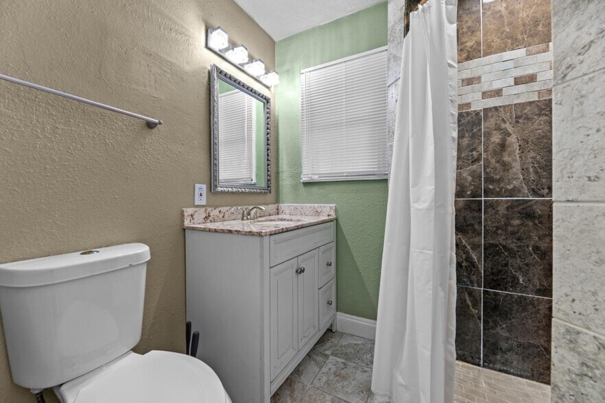 Building Photo - Charming 5BR Fort Worth home with big backyard & patio