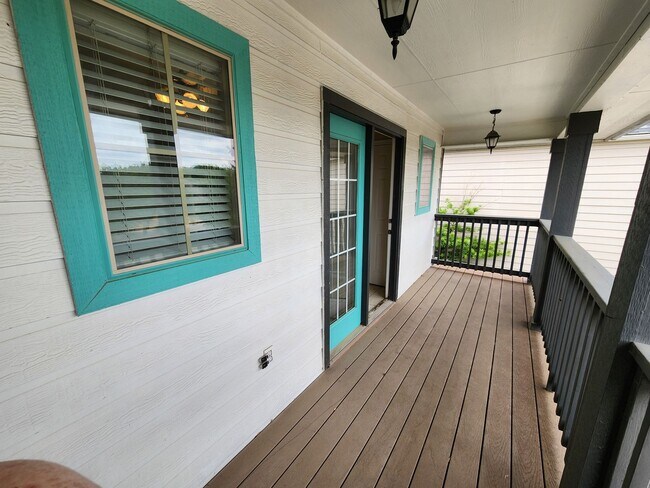 Building Photo - Spacious 3 Bedroom/2.5 Bath Home