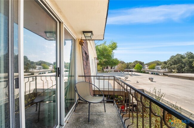 Building Photo - 619 Strings Dr