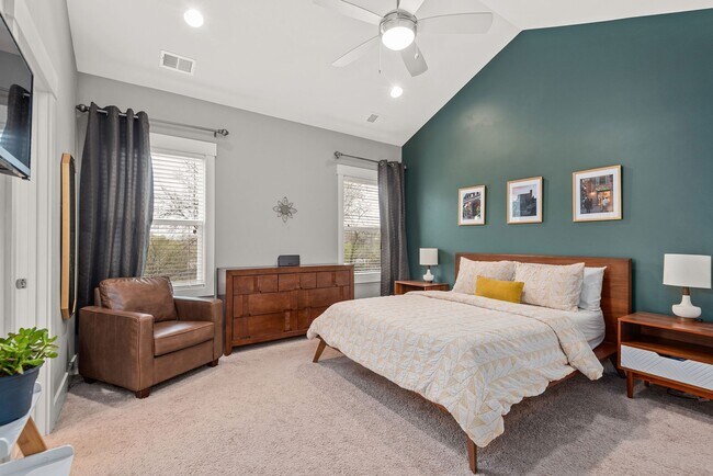 Building Photo - 2223 Burns St