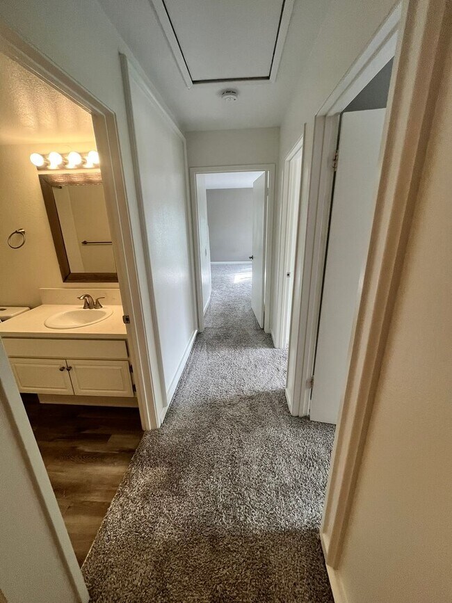Building Photo - For Rent: 3 Bed, 2.5 Bath Townhome in Univ...