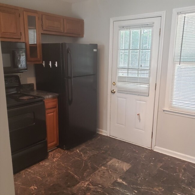 Building Photo - Move in special! 2 bedroom 2 bath duplex