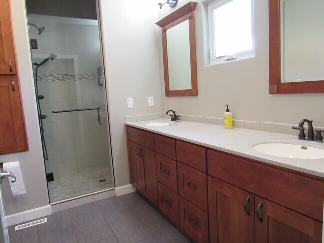 Building Photo - 405 E Palace Row