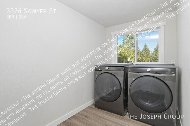 Building Photo - 3326 S Sawyer St