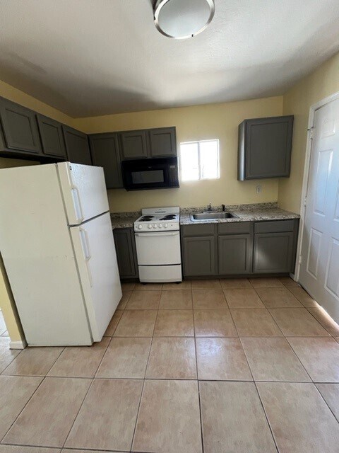 Building Photo - 2745 E Willetta St