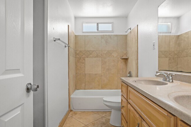 Building Photo - Prime ASU Location 5BR Home with Pool & Garage