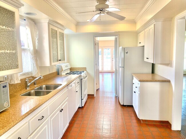 Building Photo - 140 G Ave