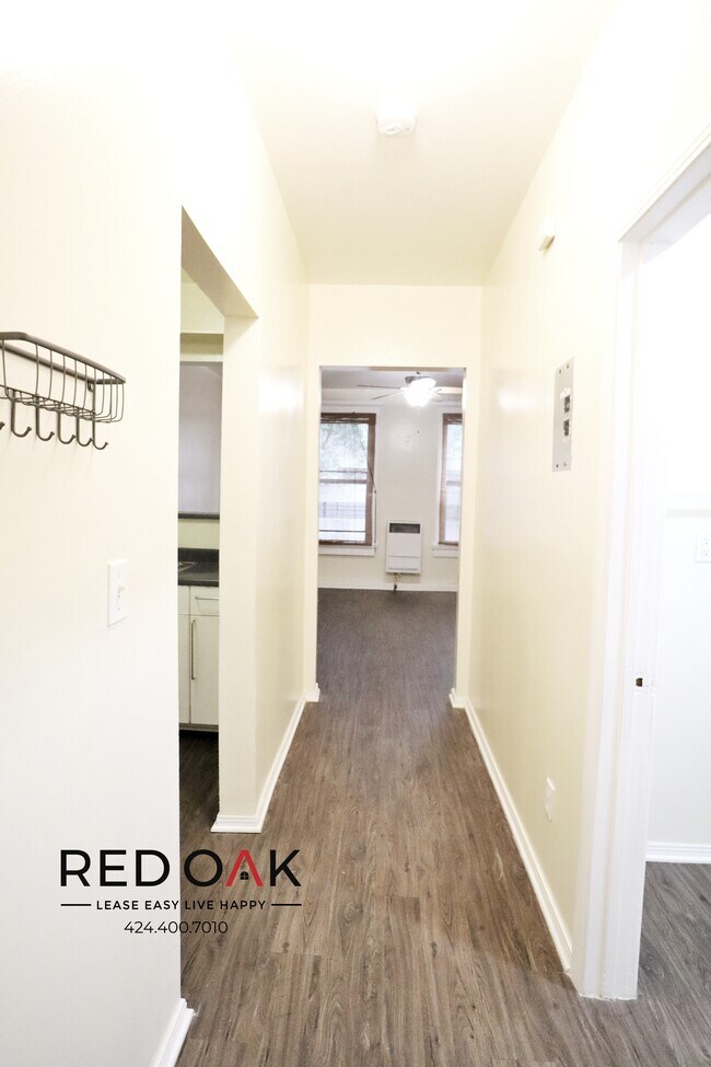 Building Photo - Completely Remodeled Top Floor Studio With...