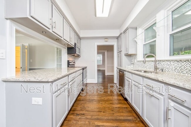 Building Photo - 220 Bradford Ave