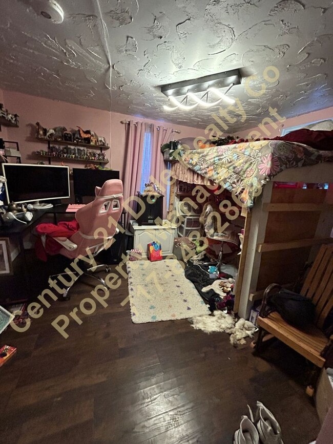 Building Photo - Large 3 Bedroom, 2 Bath Pet friendly home with off street parking and a 600sqft detached garage